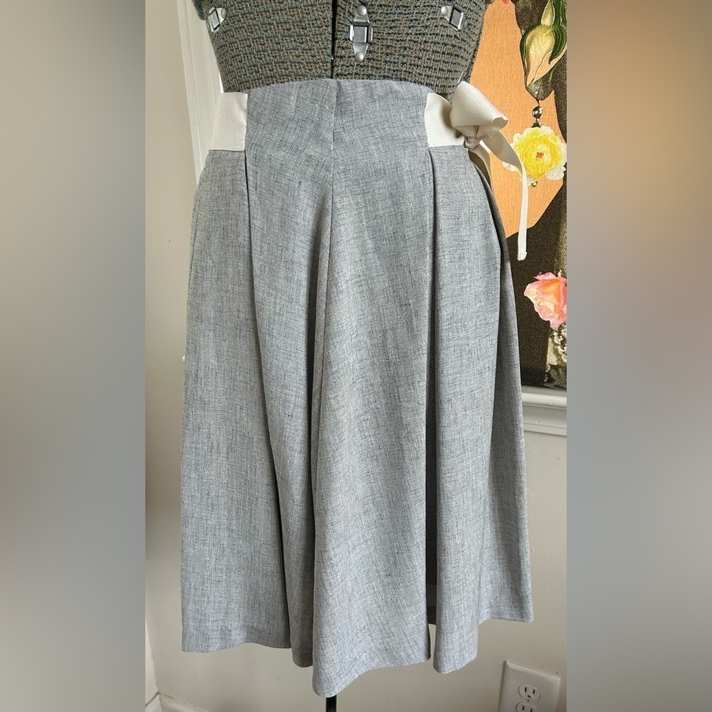 MNG COUTURE PLEADED SKIRT, RIBBON BELT, BACK ZIP, FULLY LINED Sz. 4. ELEGANT.